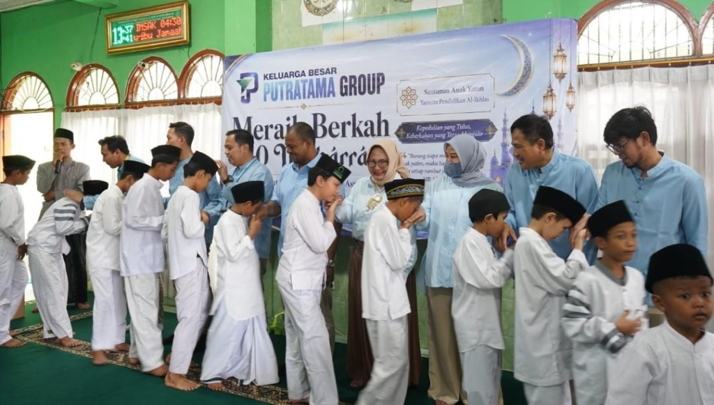 Konsisten berbagi kepada masyarakat yang membutuhkan